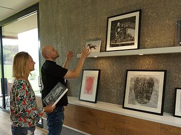 Franziska Bischof und Marco Wagner stellen die Bilder zusammen.Foto: Arkadius Guzy