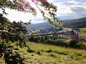 Spätestens seit 2013 weltberühmt: Die Rhönautobahn. Vor fünf Jahren wurde die alte Sinntalbrücke direkt neben dem Neubau gesprengt. Foto: Sebastian Schmitt