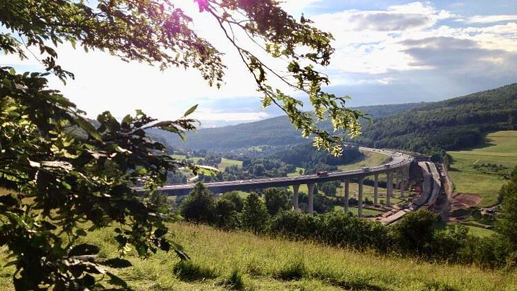 Spätestens seit 2013 weltberühmt: Die Rhönautobahn. Vor fünf Jahren wurde die alte Sinntalbrücke direkt neben dem Neubau gesprengt. Foto: Sebastian Schmitt