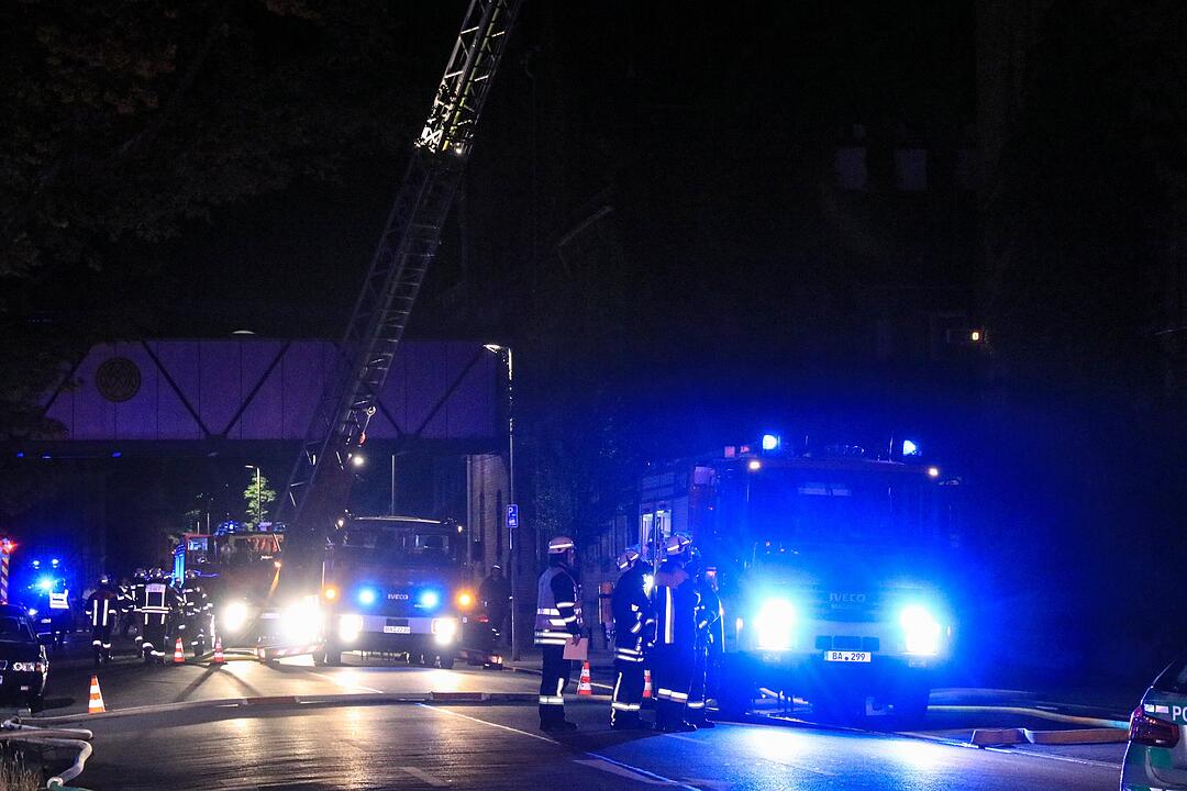 Malzfabrik Weyermann in Bamberg in Flammen: Einsatzkräfte kämpfen stundenlang gegen das Feuer