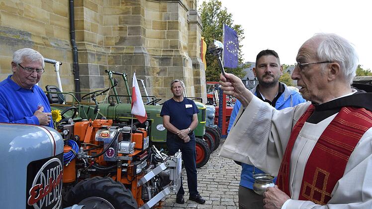 Pater Johannes segnete die Fahrzeuge und ihre Fahrer.