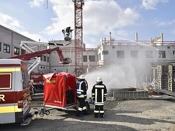 Aus verschiedenen Höhen wurde von der Werkfeuerwehr Fränkische der "Brand" im Werk West bekämpft.Gerold Snater