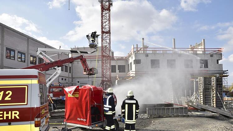 Aus verschiedenen Höhen wurde von der Werkfeuerwehr Fränkische der "Brand" im Werk West bekämpft.Gerold Snater