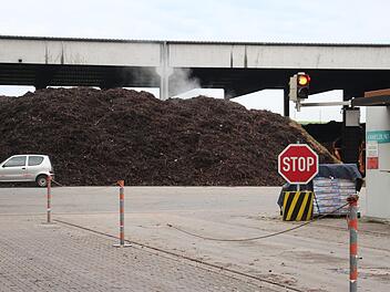 Auf der Kompostanlage bei Medbach wird Bioabfall und Grüngut aus dem ganzen Landkreis angeliefert. Foto: Christian Bauriedel