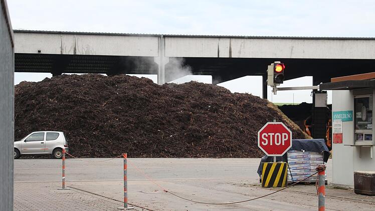 Auf der Kompostanlage bei Medbach wird Bioabfall und Grüngut aus dem ganzen Landkreis angeliefert. Foto: Christian Bauriedel