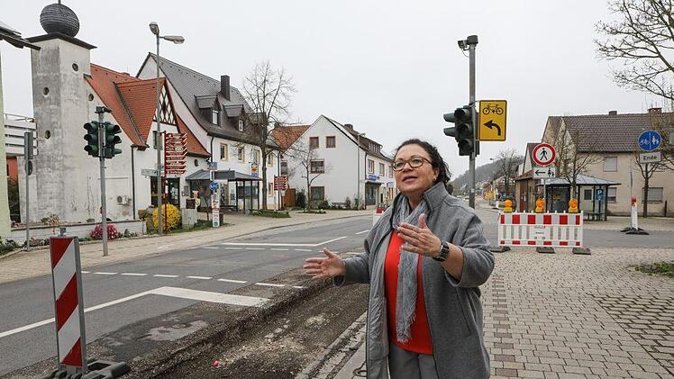 Bürgermeisterin Regina Wohlpart an der Baustelle in der HauptstraßeFoto: Barbara Herbst