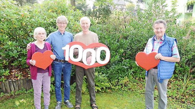 Gerhard Burkert-Mazur (rechts) von 1000 Herzen f&uuml;r Kronach &uuml;berbrachte 1000 Euro an (von links) Angelika Sch&uuml;tze, Benjamin Sch&uuml;tze (Sohn) und Dietrich Sch&uuml;tze. Die Familie bezog im Jahre 1976, aus Hessen kommend, den Weiler Wildberghof auf dem Wildberg bei Tettau.  Foto: Karl-Heinz Hofmann