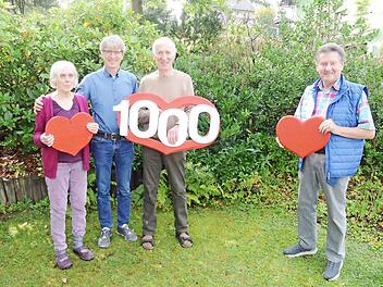 Gerhard Burkert-Mazur (rechts) von 1000 Herzen für Kronach überbrachte 1000 Euro an (von links) Angelika Schütze, Benjamin Schütze (Sohn) und Dietrich Schütze. Die Familie bezog im Jahre 1976, aus Hessen kommend, den Weiler Wildberghof auf dem Wildberg bei Tettau.  Foto: Karl-Heinz Hofmann