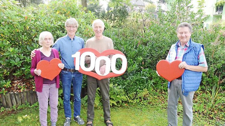 Gerhard Burkert-Mazur (rechts) von 1000 Herzen für Kronach überbrachte 1000 Euro an (von links) Angelika Schütze, Benjamin Schütze (Sohn) und Dietrich Schütze. Die Familie bezog im Jahre 1976, aus Hessen kommend, den Weiler Wildberghof auf dem Wildberg bei Tettau.  Foto: Karl-Heinz Hofmann