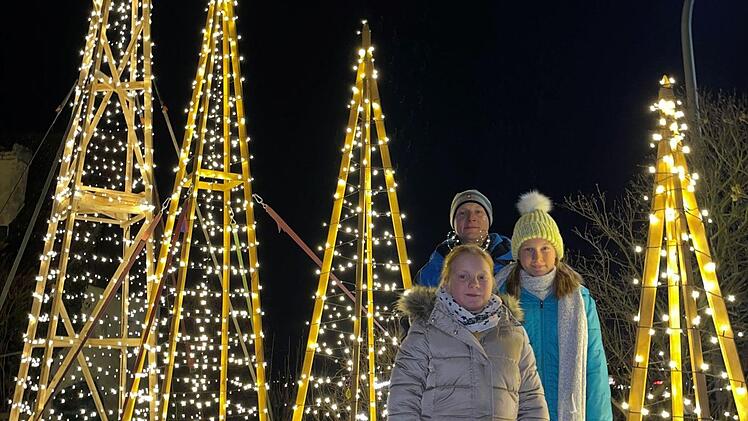 Florian Schneider vor seinen Weihnachtspyramiden. Auch den Töchtern Amelie (12) und Lea (9) gefällt's.