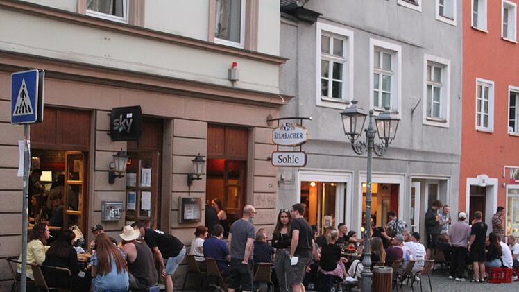 Die Lokalitäten in der Oberen Stadt waren gut besucht, doch auf der Straße standen fast keine Jugendlichen. "Es ist was los, aber ohne Ärger", zeigte sich Wirt Sinan Portakal zufrieden mit der Befriedung. Foto: Sonny Adam