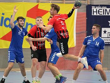 Heimsieg: Nick Schumm vom FC Bad Brückenau setzt gegen die TG Würzburg zum Sprungwurf an. Foto: Sebastian Schmitt