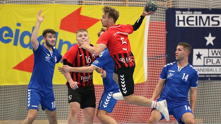 Heimsieg: Nick Schumm vom FC Bad Brückenau setzt gegen die TG Würzburg zum Sprungwurf an. Foto: Sebastian Schmitt