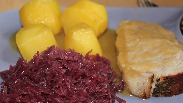 Schweinebraten mit Klößen und Blaukraut