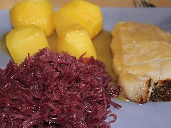 Schweinebraten mit Klößen und Blaukraut