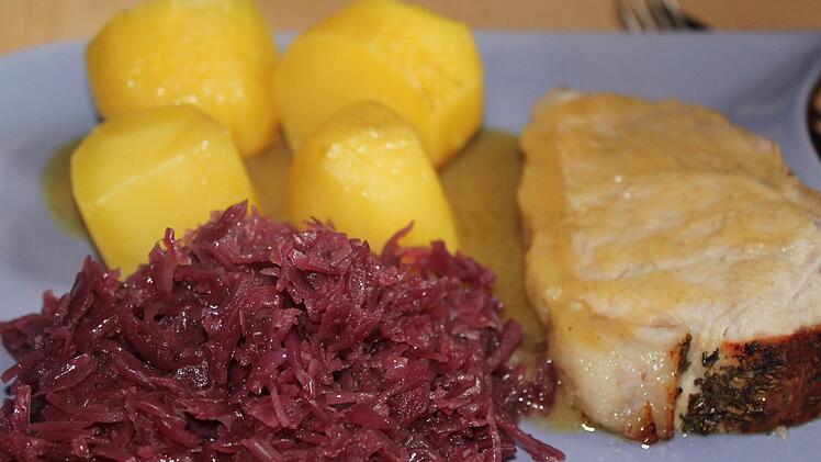 Schweinebraten mit Klößen und Blaukraut