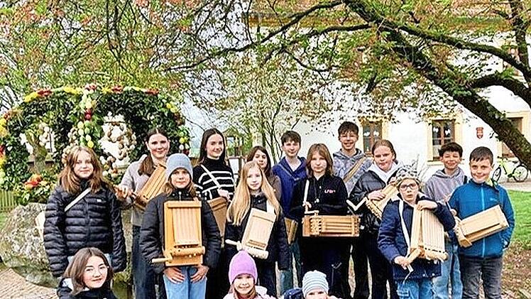 Mit Klappern unterwegs in Thundorf.