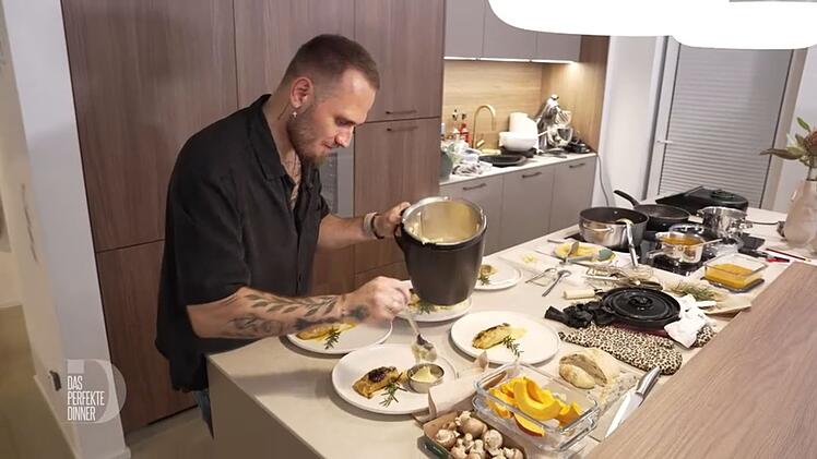 Beim Anrichten der Kohlroulade beeilt sich Manuel, damit das Essen noch hei&szlig; auf den Tisch kommt.