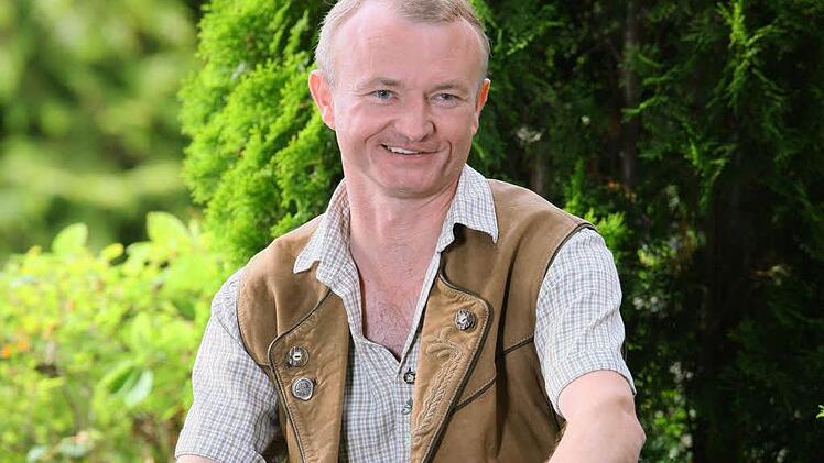 Der heitere Hühnerwirt Jürgen (42) aus Oberfranken, Bayern, lebt mit seinem Onkel auf einem Hof mit 11 ha Ackerland knapp 1000 Hühnern und Küken, 70 Enten, 30 Hasen und 5 Meerschweinchen