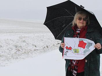Helene Kainzner hat auf einer Flurkarte das alte und das neue Industriegebiet rot markiert. Da zeigt sich die Flächengröße im Verhältnis zur Ortsbebauung. Foto: Thomas Ahnert