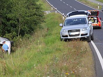 Abseits der Straße und in einem mehrere Meter tiefen Graben blieb der VW Golf auf der Seite liegen. Rasch waren Helfer zur Stele, um sich um die beiden Insassen des Fahrzeugs zu kümmern.  Foto: Helmut Will
