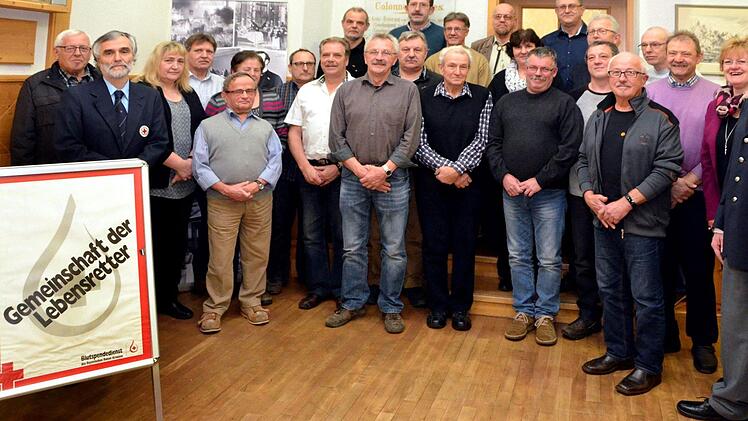 Über 25 Personen erhielten die Goldene Blutspender-Ehrennadel für mindestens 100-maligen Aderlass. Mit auf dem Foto Rot-Kreuz Chefarzt Dr. Ralph Brath und der Leiter der Servicestelle Ehrenamt Robert Weber.  Fotos: Peter Rauch