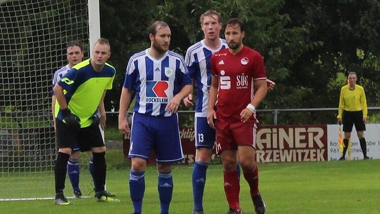 Coburgs Doppel-Torschütze Lukas Mosert (rotes Trikot)