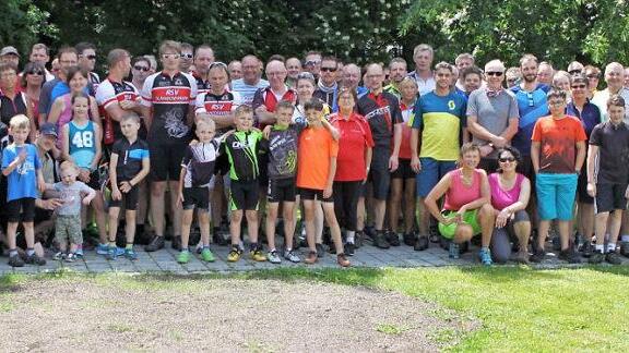 Die Steigungen auf der Westrecke und auch die Mittagshitze brachten die Mountainbiker ganz schön ins Schwitzen. Erschöpft, aber gut gelaunt, feierten die 101 Teilnehmer am Zielort Tschirn ihre sportliche Leistung.  Fotos: Michael Wunder