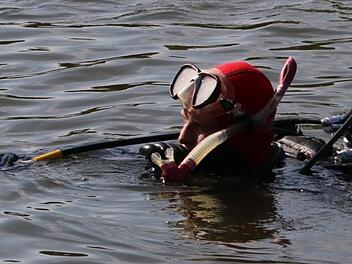 Über 24 Stunden haben die Einsatzkräfte nach der Vermissten im  Badesee gesucht. Am Donnerstagnachmittag wurde sie tot geborgen.  Foto: Alexander Hartmann