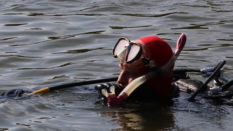 Über 24 Stunden haben die Einsatzkräfte nach der Vermissten im  Badesee gesucht. Am Donnerstagnachmittag wurde sie tot geborgen.  Foto: Alexander Hartmann