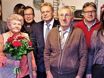 Renate und Fritz Rauh feierten in Haßlach bei Kronach diamantene Hochzeit. Mit im Bild Bürgermeister Rainer Detsch, Pfarrer Hans-Michael Dinkel, Landratsstellvertreter Wolfgang Beiergrößlein, die Kinder Stefan und Doris, Schwiegertochter Silke sowie Fritz Kempf (Sparkasse).  Foto: Gerd Fleischmann
