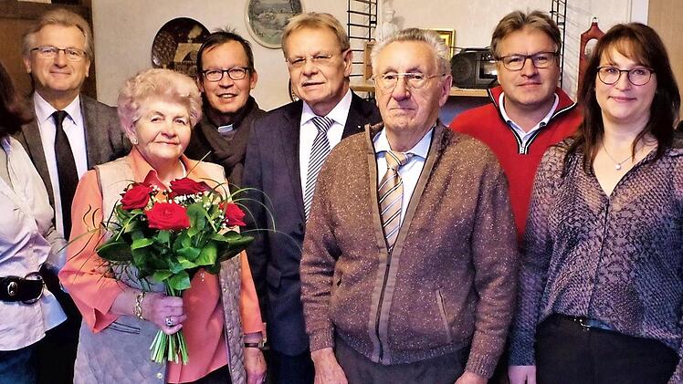 Renate und Fritz Rauh feierten in Haßlach bei Kronach diamantene Hochzeit. Mit im Bild Bürgermeister Rainer Detsch, Pfarrer Hans-Michael Dinkel, Landratsstellvertreter Wolfgang Beiergrößlein, die Kinder Stefan und Doris, Schwiegertochter Silke sowie Fritz Kempf (Sparkasse).  Foto: Gerd Fleischmann
