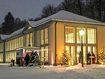 In der Orangerie des Schlossparks Rosenau werden am kommenden Wochenende schöne Dinge für die Vorweihnachtszeit sowie Speisen und Getränke angeboten.  Foto: Jutta Stumm