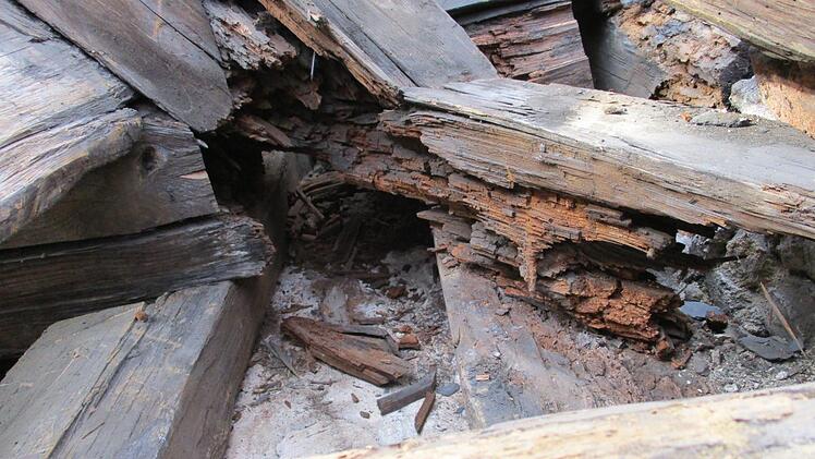 Riesiges Schadensbild: in der Dachkonstruktion ...