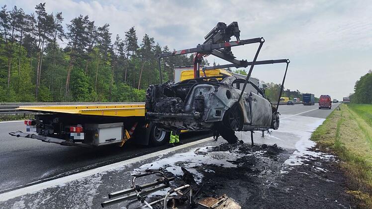 A3 bei Heroldsberg: Auto steht in Flammen - Feuerwehren im Einsatz