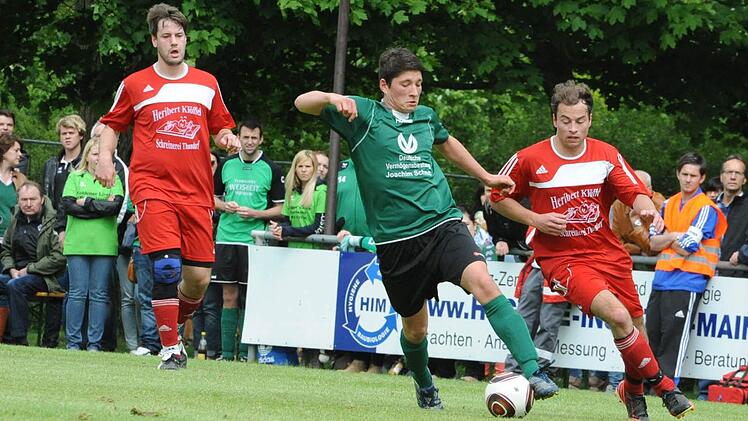 Szenen vom Relegationsspiel zwischen dem TSV Rothhausen/Thundorf (rote Trikots) und der DJK Weichtungen (5:2 n.V.).