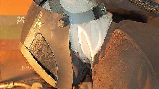 Die Schweißer arbeiten in kleinen Zelten, die Schutzhaube wird mit Frischluft versorgt.
