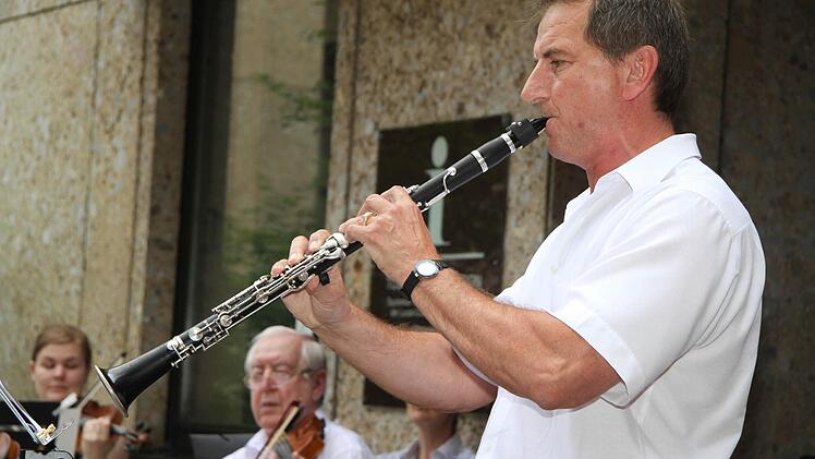 Thomas Hofmann zauberte auf der Klarinette und brachte den wunderschönen, langsamen Adagio-Satz aus Wolfgang Amadeus Mozarts Klarinettenkonzert zu Gehör.