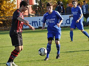 Im Spitzenspiel der Kreisliga konnte die Mitwitzer Defensive mit Lukas Föhrweiser (Mitte) und Carsten Engel die Kreise von Frederik Denegri und Co. entscheidend stören. Da unterlag der VfR Johannisthal mit 1:2 und musste die Steinachtaler zum Abschluss der Vorrunde aufschließen lassen. Foto: Herbert Kalb