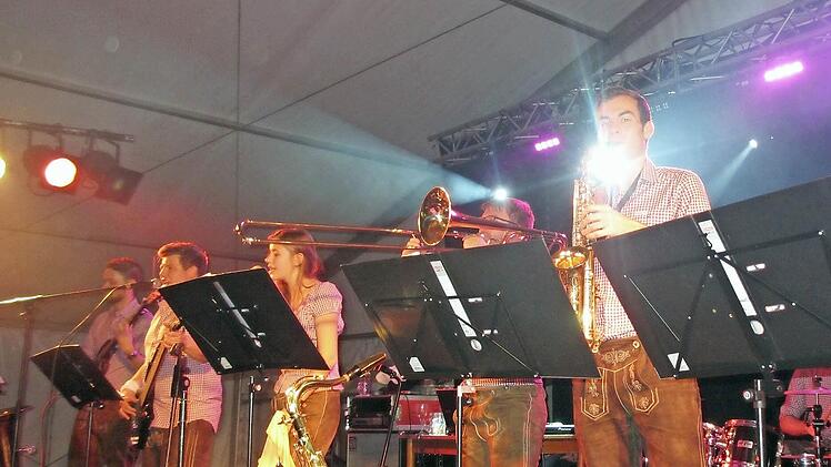 Mit Blasinstrumenten und einer Sängerin bringen die ""Blechhulza" viel Power auf die Bühne. Fotos: privat