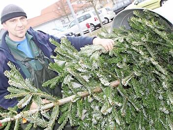 Matthias Bauer an der "Kanone", jener blechernen Tonne, mit der den Tannen und Fichten ein Netz übergestreift wird, so dass sie mit dem Auto abtransportiert werden können.