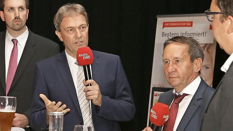 Die beiden Moderatoren Marian Hamacher (l.) und Thomas Apfel (r.) fühlten den beiden Landratskandidaten Klaus Löffler (2. v. l.) und Norbert Gräbner auf den Zahn.