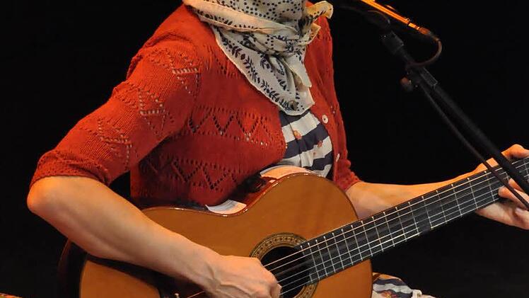 Martina Schwarzmann kam mit viel schwarzem Humor und Gitarre in den Regentenbau.  Foto: Peter Klopf