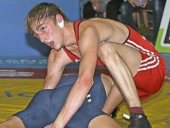 "Trainer, passt das so?", k&ouml;nnte man den Blick von Dominik Sohn (rotes Trikot) deuten. Sein Coach Ali Hadidi hatte ihm die Marschroute vorgegeben: "Beinangriffe zulassen und dann kontern", was sich schlie&szlig;lich als richtig erwies. Foto: Christian Voll