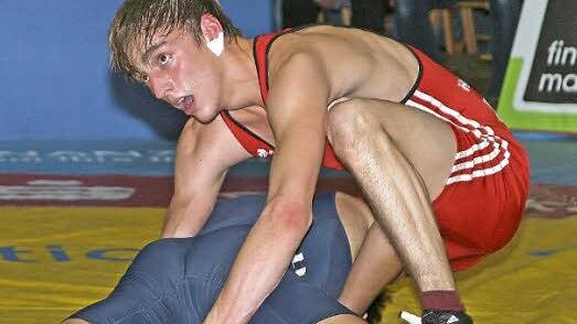 "Trainer, passt das so?", k&ouml;nnte man den Blick von Dominik Sohn (rotes Trikot) deuten. Sein Coach Ali Hadidi hatte ihm die Marschroute vorgegeben: "Beinangriffe zulassen und dann kontern", was sich schlie&szlig;lich als richtig erwies. Foto: Christian Voll