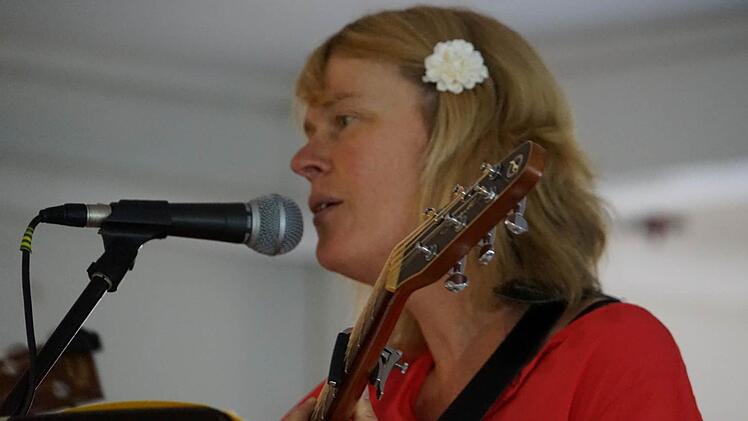 "YoungBeats Forever" (hier Christina Lass) spielen am Freitag, 17. Februar, in der Galerie Form+Farbe.  Foto: Hans Dietrich Unger