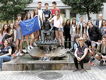 Bürgermeister German Hacker (hinten rechts) empfing die Schüler aus Barcelona mit ihren Lehrern im Schlosshof.  Foto: Richard Sänger