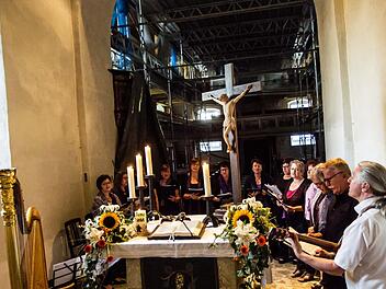 Mit einem musikalischen Abendgottesdienst im Chorraum kehrte die Kirchengemeinde Fechheim zurück in die Michaelskirche. Der Kirchenchor sang dabei unter der Leitung vn Gary O'Connell. Foto: Jochen Berger