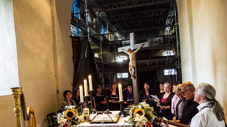 Mit einem musikalischen Abendgottesdienst im Chorraum kehrte die Kirchengemeinde Fechheim zurück in die Michaelskirche. Der Kirchenchor sang dabei unter der Leitung vn Gary O'Connell. Foto: Jochen Berger