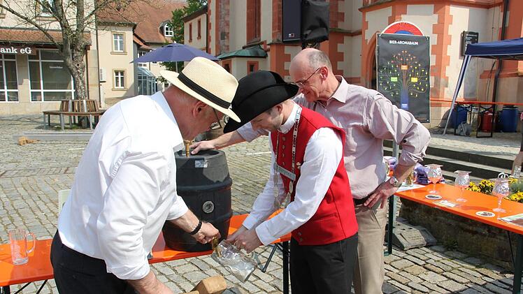Bürgermeister Wolfgang Borst, Bierprinz Sebastian Gocker und Landrat Wilhelm Schneider (von Links)  stachen das erste Fass Bier an.